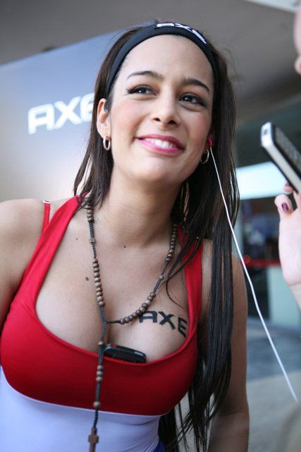 larissa-riquelme-axe6.jpg