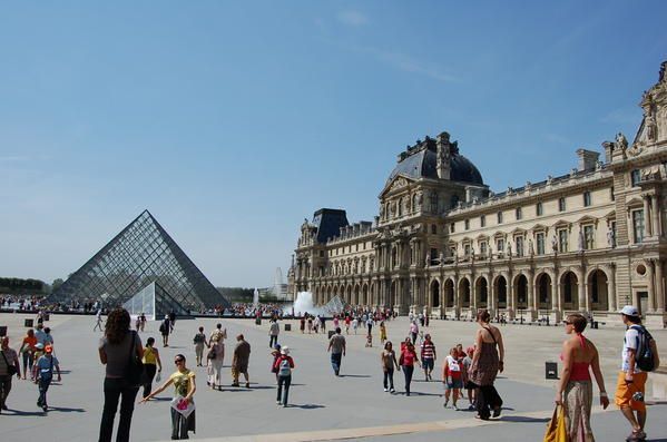 Le-Louvre-la-Pyramide-architecte-I.-M.-Pei--1-.JPG