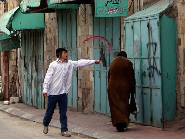 Palestinienne-agressee-avec-du-vin-Chahid.jpg