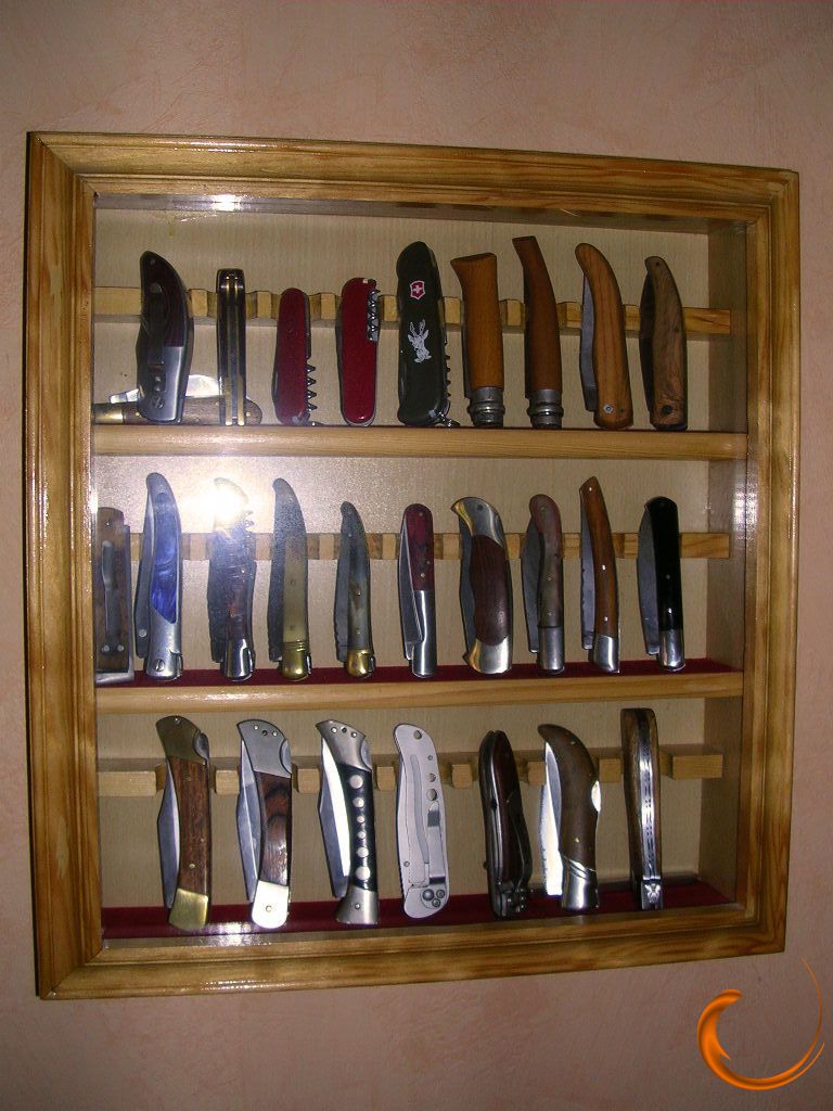 Vitrine en bois pour couteaux de collection de valeur -  France