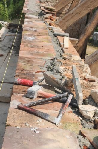 Poser des tuiles plates sur un mur