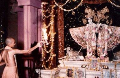 Offrande d'une lampe à Krishna-Balarama (Inde) au cours de l'ârati.