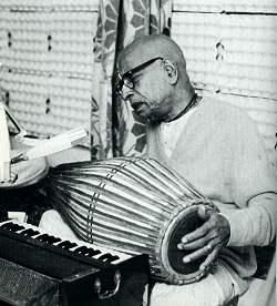 Srila Prabhupada chantant en s'accompagnant au mridanga