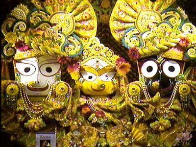 Murtis de Jagannatha (droite), Baladeva (gauche) et Subhadra