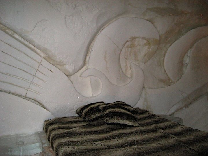 Chambre régulière avec sa sculpture sur le mur