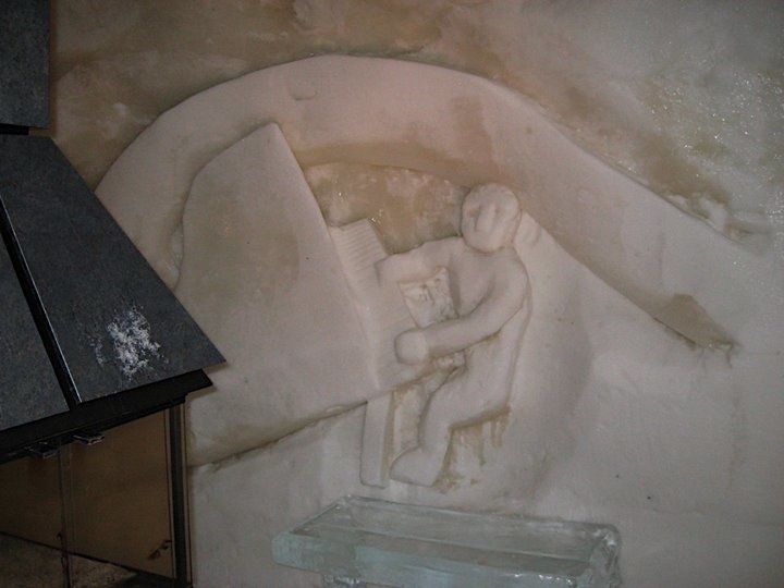 Pianniste de jazz sculpté sur le mur d'une chambre