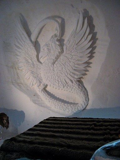 Sculpture d'un dragon sur le mur d'une suite