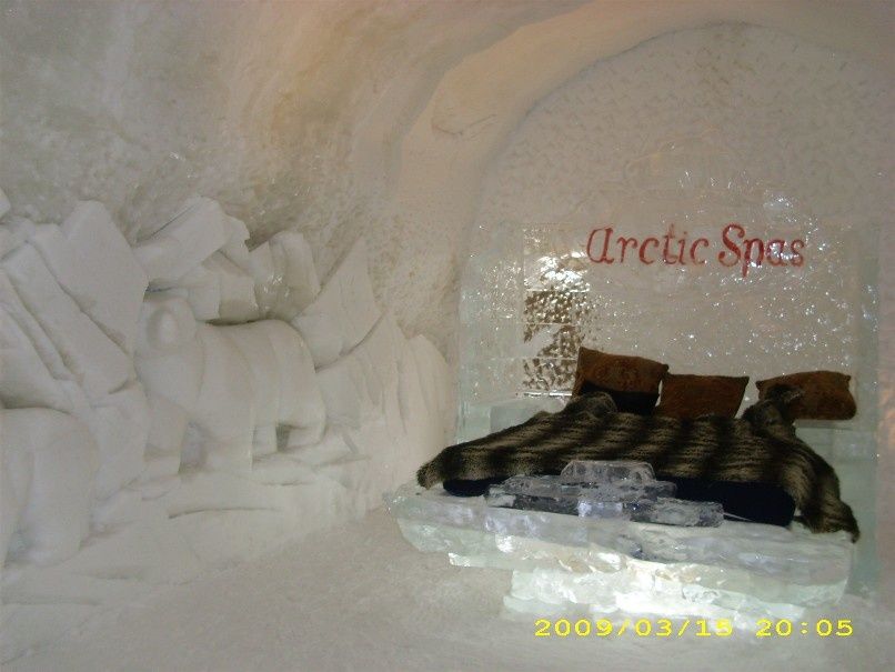 Sculpture d'ours polaires sur la banquise.