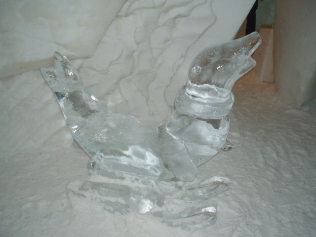 Otarie sculptée dans un bloc de glace