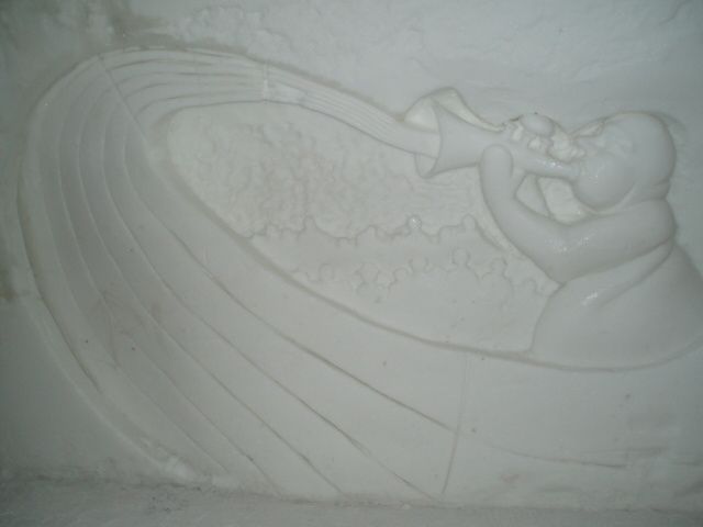 Sculpture sur un mur dans une chambre