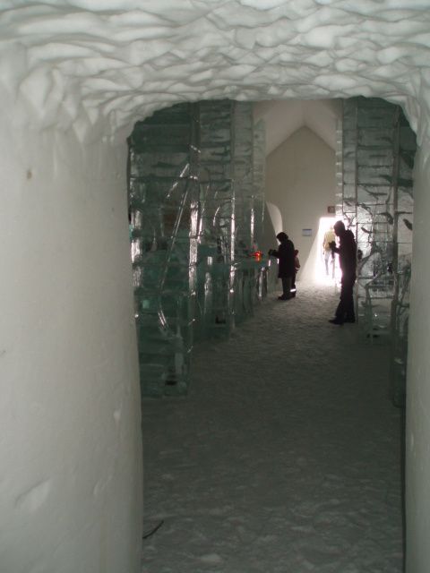 Couloir menant dans le hall