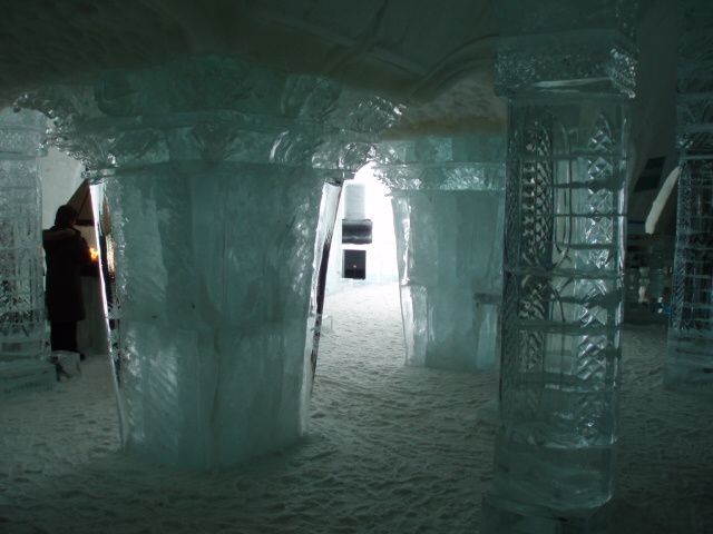 Dans le hall de l'hôtel