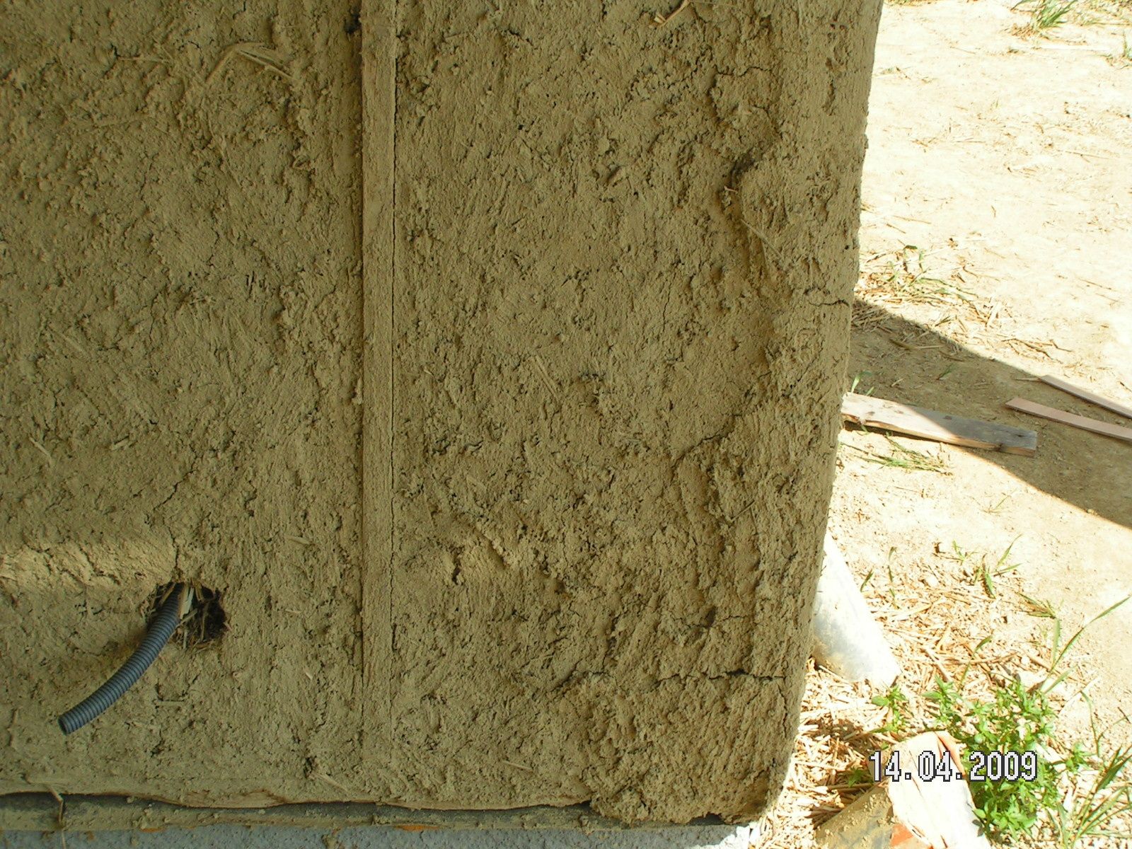 plot electrique a fixer sur mur en terre