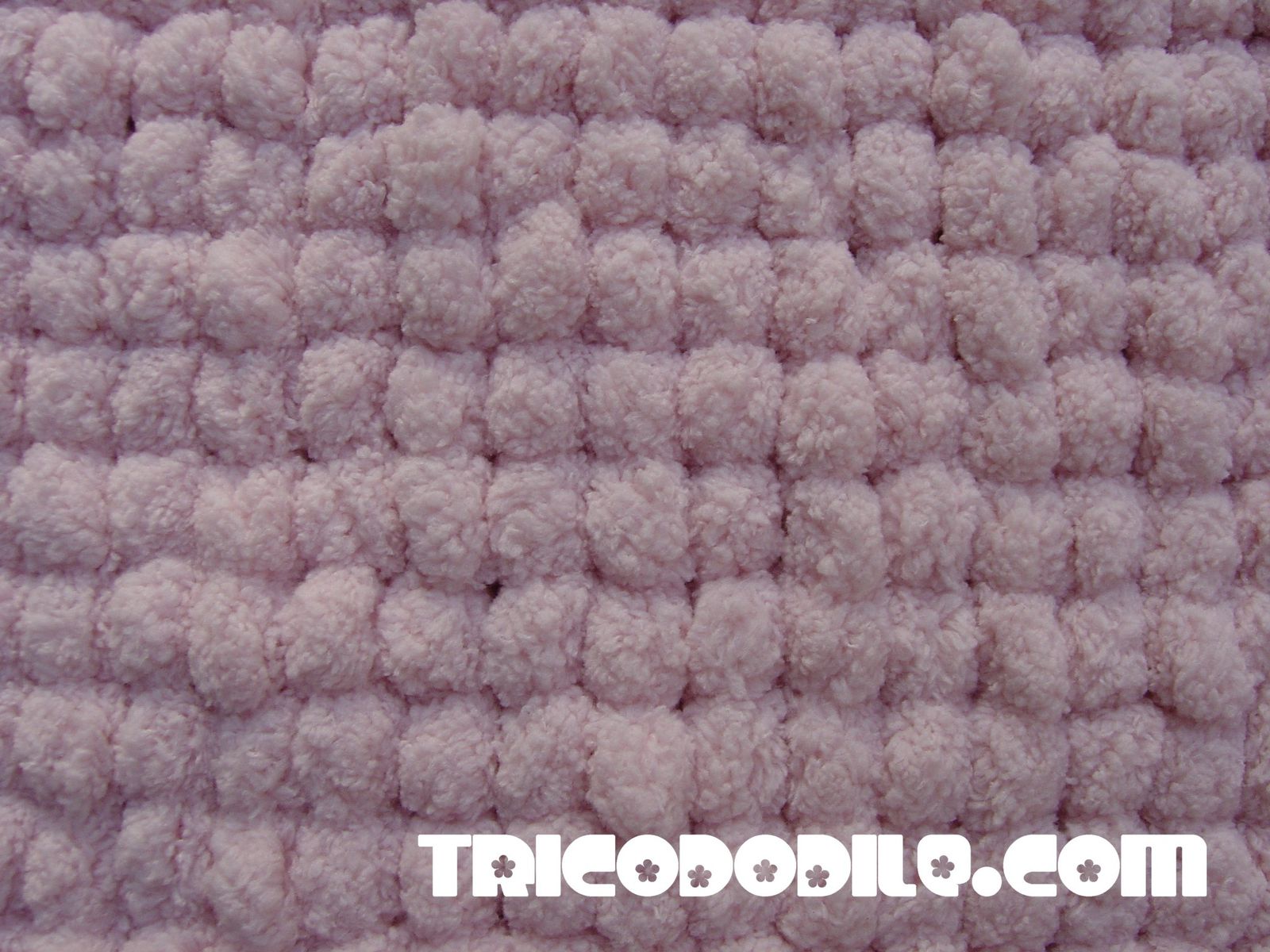 tricoter une laine avec des pompons