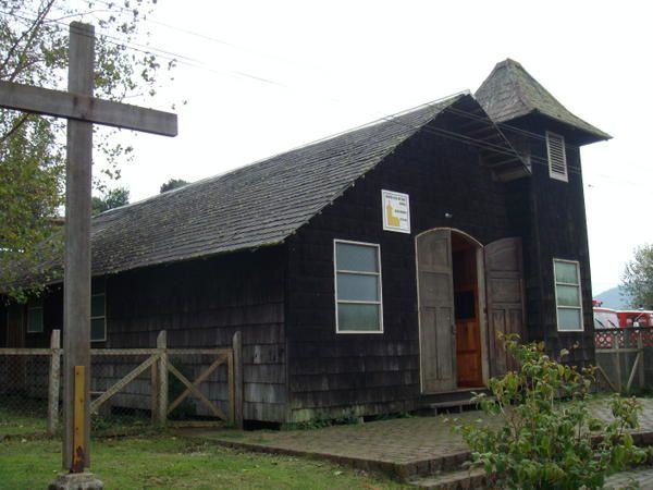 petite église en bois à Nieble, typique de la région des lacs