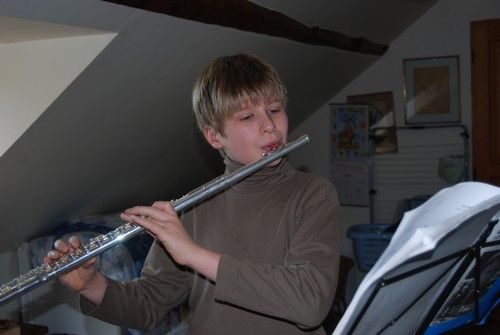 Loulou-joue-de-la-flute.jpg