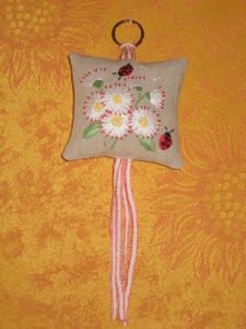 porte-clefs-carnet-de-broderie.JPG