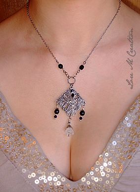collier style oriental sur belle poitrine, Lore M creation collier style oriental sur belle poitrine, Lore M creation