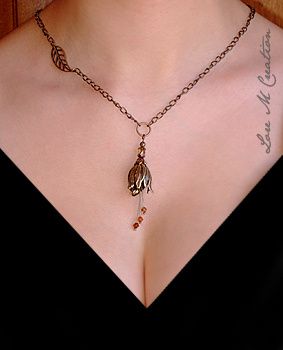 collier tulipe style ancien, vintage sur belle poitrine, Lore M creation collier tulipe style ancien, vintage sur belle poitrine, Lore M creation