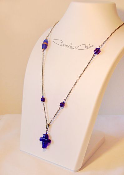 collier-perles-verre-bleu-violet-artisanal-croix-Lore-M.jpg