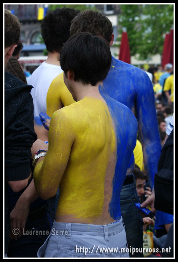asm-2010-peinture-sur-le-corps-jaune-et-bleu.jpg