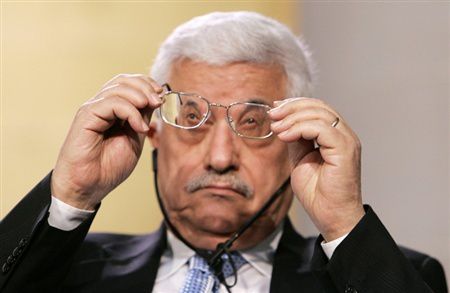 MahmoudAbbasCleaningGlasses (1)