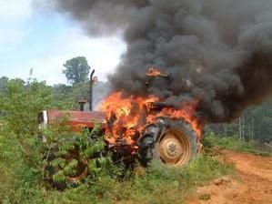 Guyane-Francaise-Dorlin-Tracteur-Detruit-juin2004-1.jpg