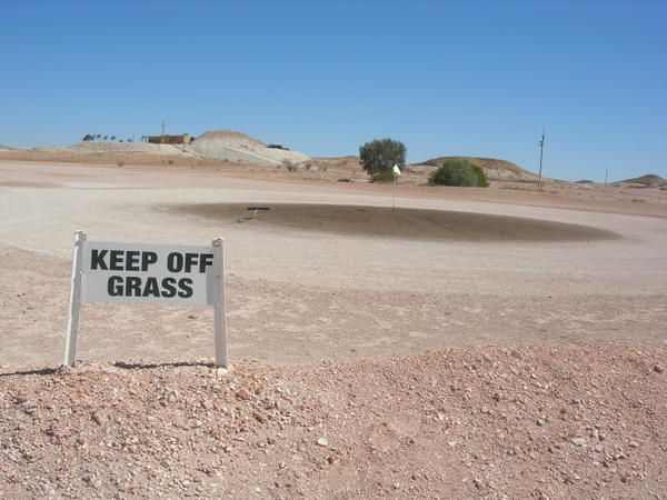 Le terrain de golf (j'apprecie l'humour de la pancarte :o) )