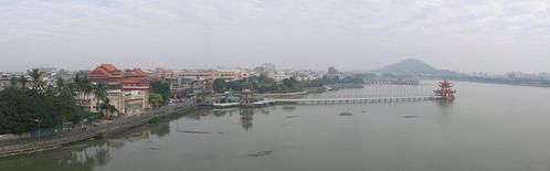 800px-Lotus-Lake--Kaohsiung--panorama--Dec-06.jpg