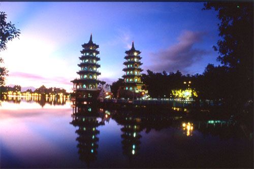 800px-Lotus-Lake--Kaohsiungezf--panorama--Dec-06.jpg