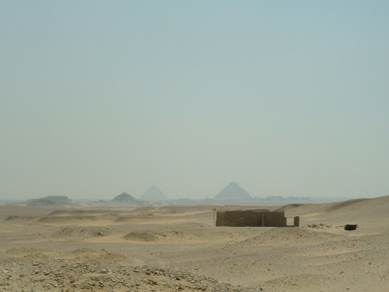 au loin pyramide de la nécropole de Dahchour
