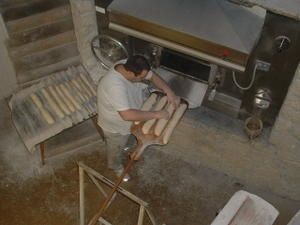 boulanger dans le fournil