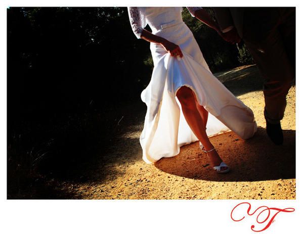 Jolie photographie de la robe de mariée avec le marié