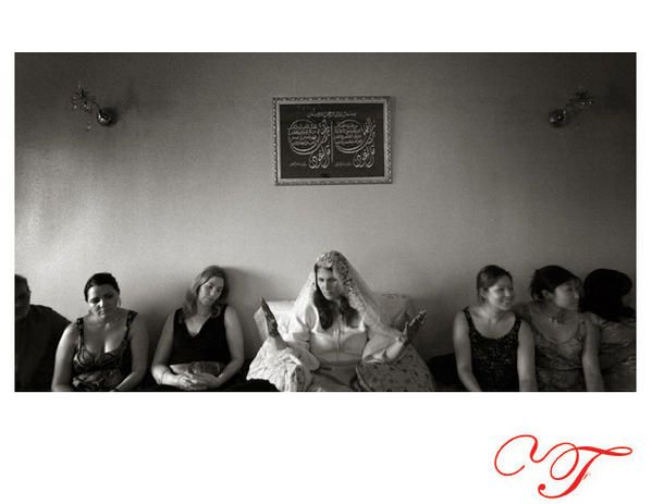 photographie de groupe avec la mariée au milieu