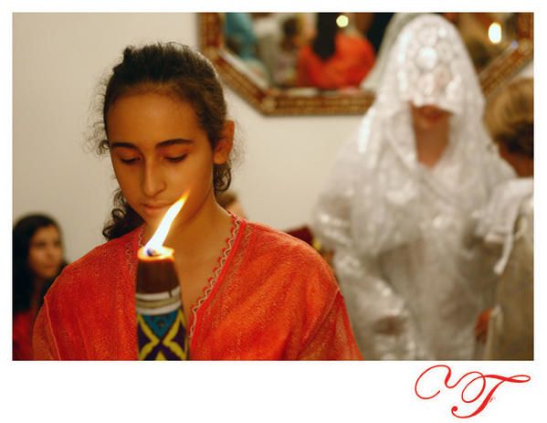 la mariée voilée attend son mari le jour de son mariage