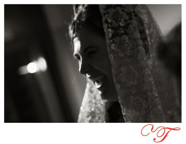 la mariée rigole pour son mariage
