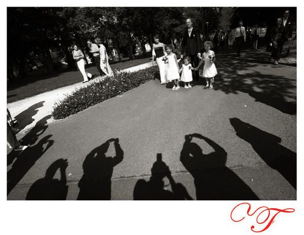 les mariés arrivent à la mairie pour poser devant le photographe