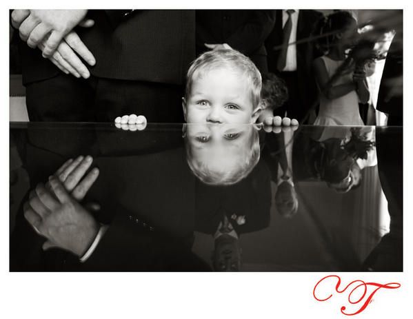 une belle photo en reflet du mariage des mariés