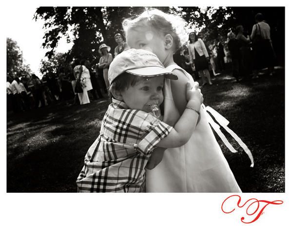 Les futurs mariés s'embrassent pour le photographe
