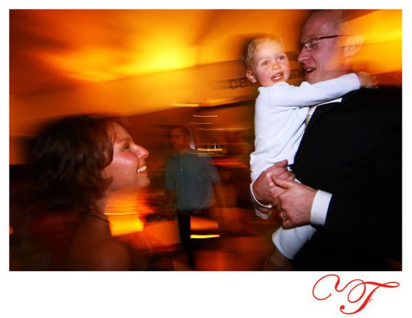 Les parents mariés avec leur fils dansent devant l'appareil photographique