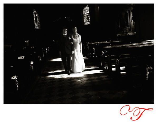 La photographie des mariés dans l'église est sombre