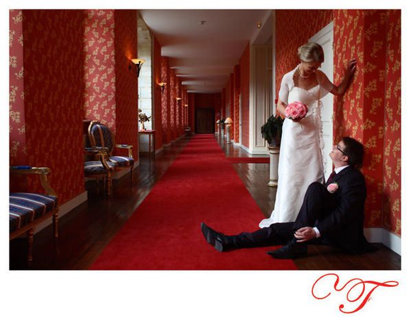 Photographie des mariés dans le couloir du chateau