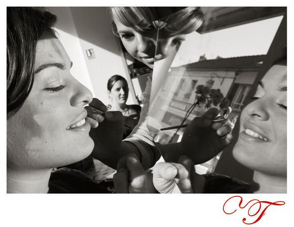 Une photo de la mariée en reflet devant le photographe de son mariage