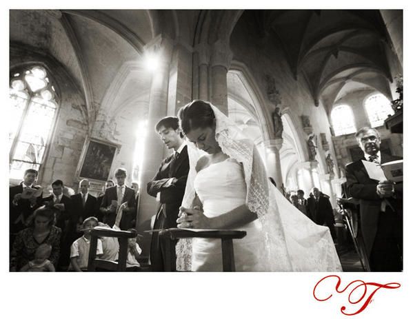 Photographie des mariés en recueillement à l'église