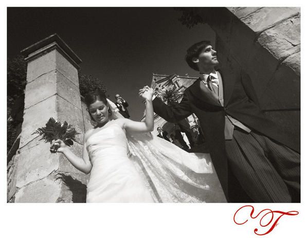 Les mariés passent devant le photographe de mariage