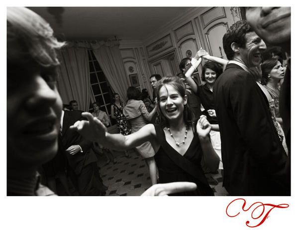 Les convives du mariage dansent pendant la soirée du mariage photographié