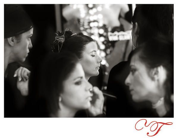 La mariée se fait maquiller pour les photographies de son mariage