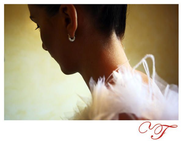 La mariée a mis sa robe de mariée et est prête à être prise en photo