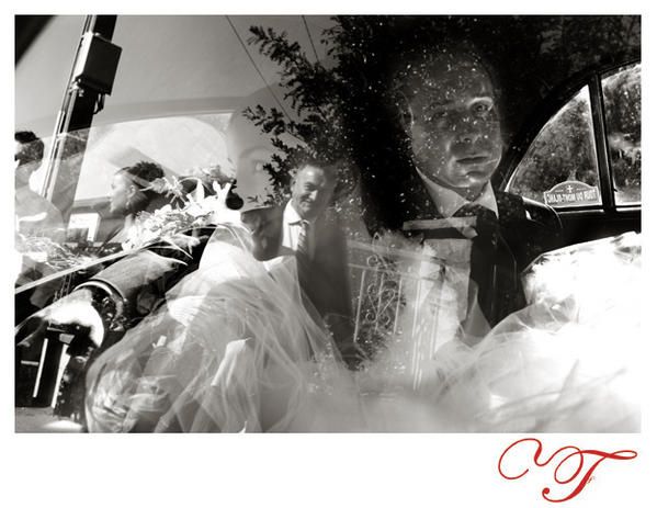 Le marié et la mariée sont devant l'église pour les photogrgaphies de leur mariage