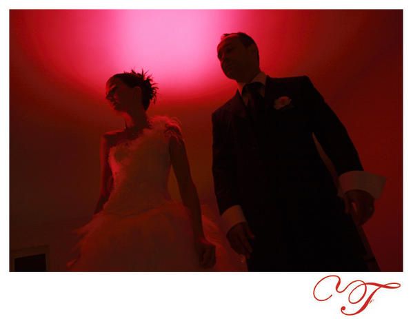 Les deux mariés écoutent alors que le photographe photographie leur mariage